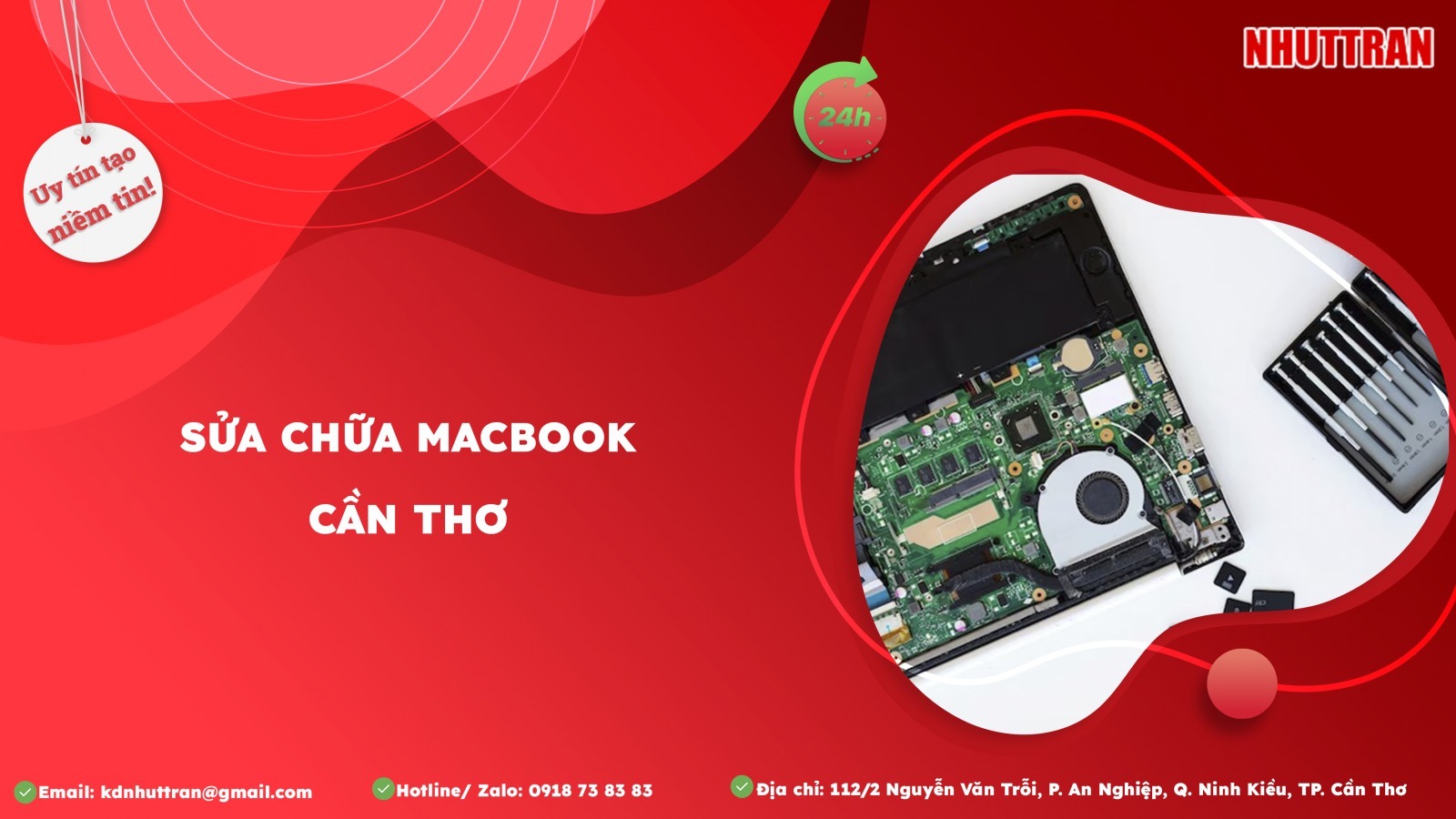 Nhân viên kỹ thuật của Nhựt Trân tiếp nhận Macbook, ghi rõ tình trạng