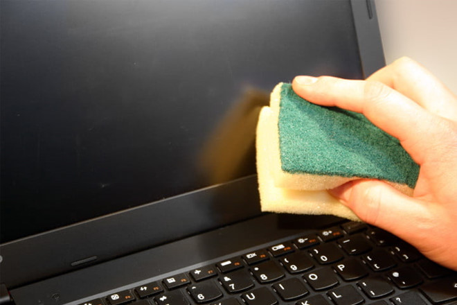 Bọt biển ẩm vệ sinh màn hình laptop