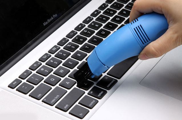 Dùng máy hút bụi mini để vệ sinh bàn phím
