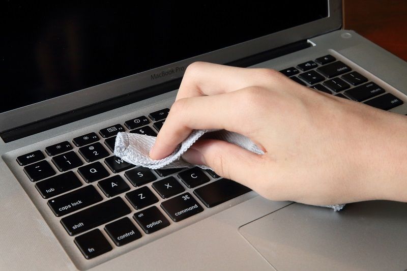 Dùng vải mềm để vệ sinh bàn phím vừa đơn giản lại tiết kiệm chi phí 