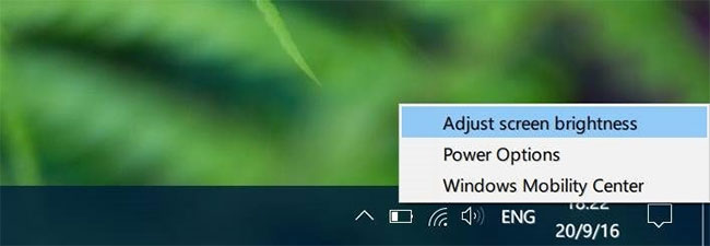 Cắm sạc cho laptop và bật nó lên