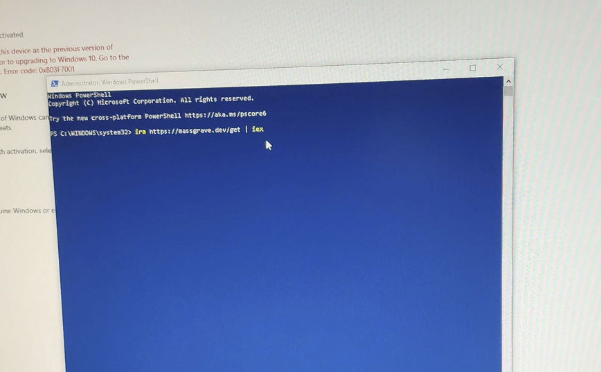 Kỹ thuật viên của Microsoft nhập dòng lệnh đến máy chủ có tên Massgrave để tải về đoạn mã kích hoạt Windows mới