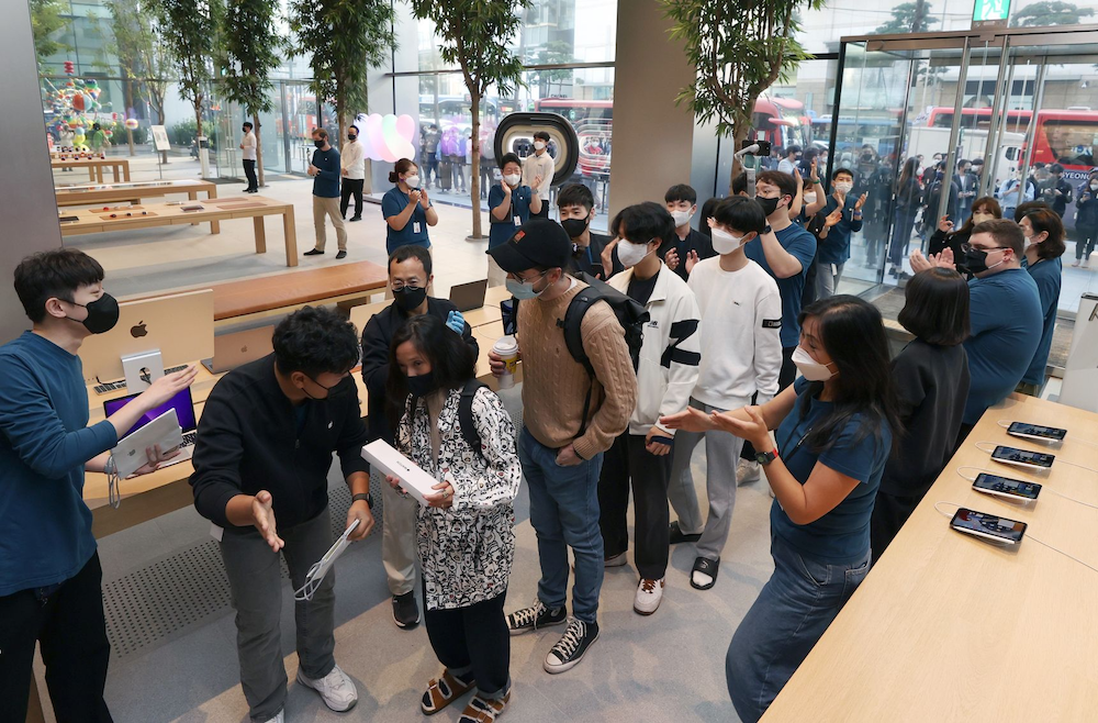 Cả gia đình này đã đánh tráo, qua mặt Apple khi đổi lấy trên 10,000 chiếc iPhone và iPad các loại Cả gia đình này đã đánh tráo, qua mặt Apple khi đổi lấy trên 10,000 chiếc iPhone và iPad các loại