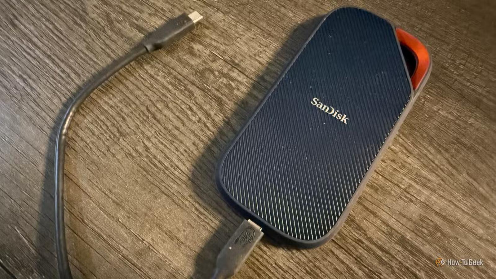Ổ SSD di động SanDisk Extreme PRO với cổng USB4 và cáp USB-C.