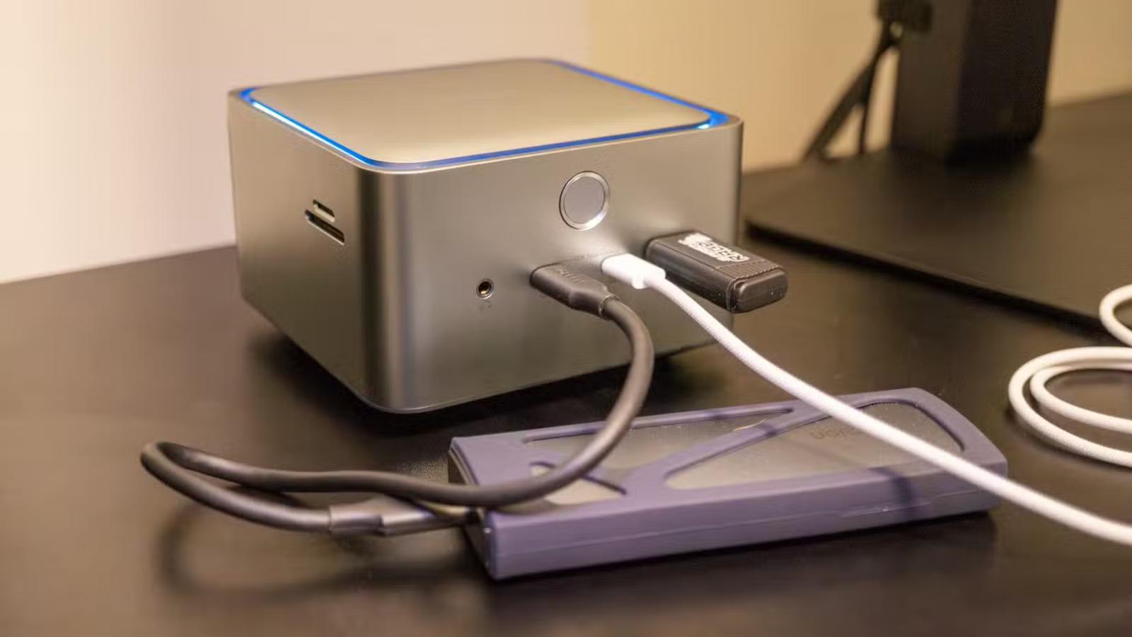 Anker Prime Docking Station với ổ và cáp được kết nối.