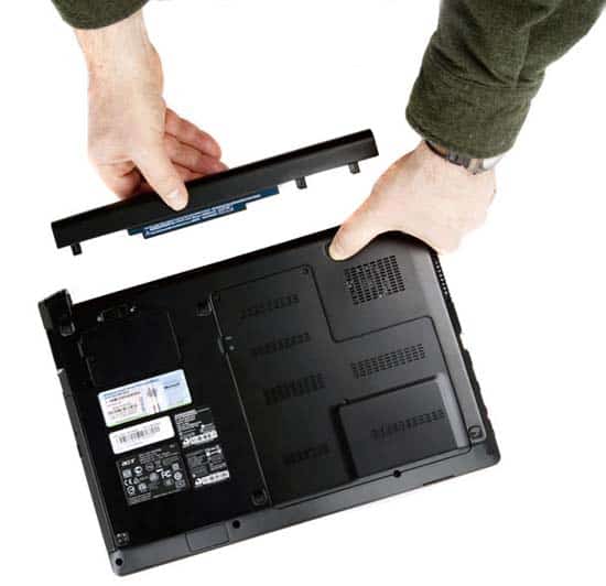 Lật ngược laptop và tháo pin ra khỏi máy