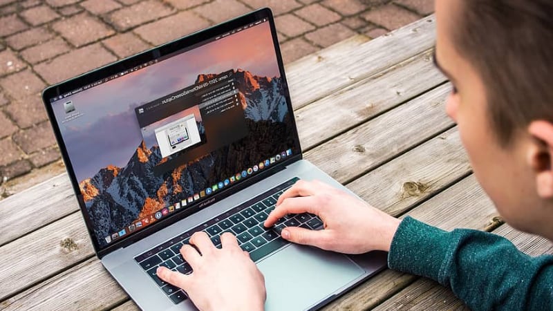 Macbook có độ sáng tốt, sử dụng ổn định ngoài trời