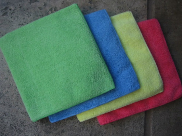 Sử dụng vải microfiber để vệ sinh màn hình máy tính bảng hoặc điện thoại
