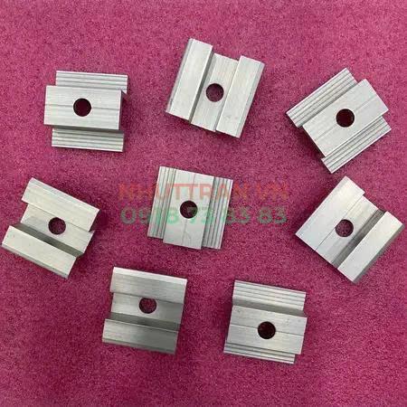 Kẹp giữa năng lượng mặt trời 30/35/40mm - Không Ốc Tán
