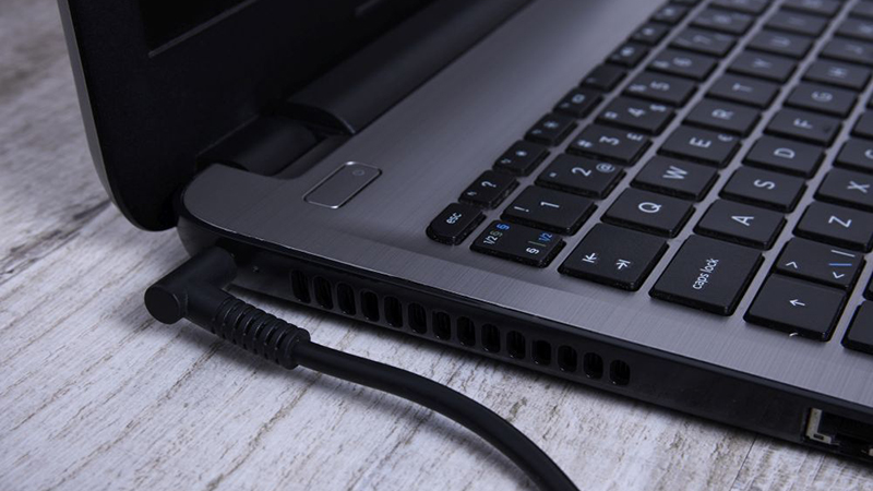 Không nên vừa dùng vừa sạc khi laptop chưa đầy pin Không nên vừa dùng vừa sạc khi laptop chưa đầy pin