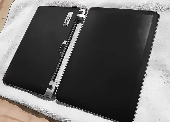 Lật ngược laptop trên một chiếc khăn