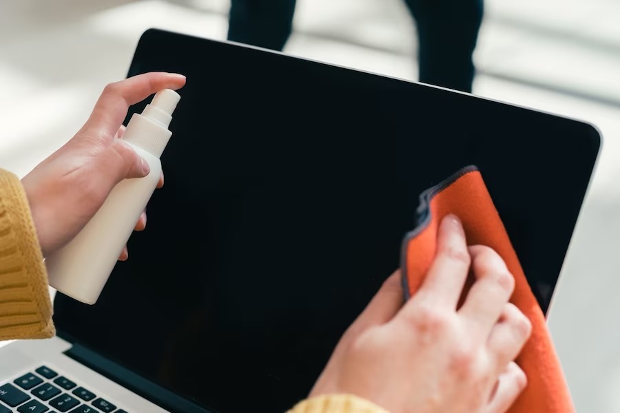 Sửa Laptop Cần Thơ khuyên bạn nên vệ sinh màn hình