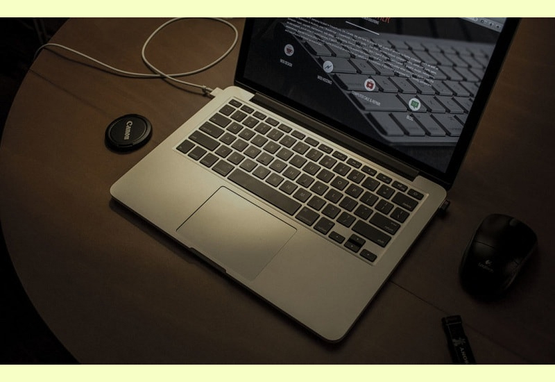 Cục sạc laptop bị nóng có sao không?