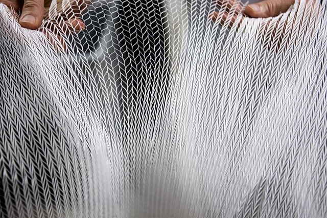 Pin kéo dãn lấy cảm hứng từ nghệ thuật cắt giấy Nhật Bản Pin kéo dãn lấy cảm hứng từ nghệ thuật cắt giấy Nhật Bản