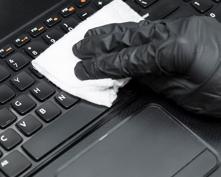 Sửa Laptop Cần Thơ Quét và thổi bụi trên bàn phím
