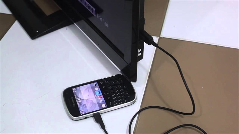 Sạc điện thoại bằng TV