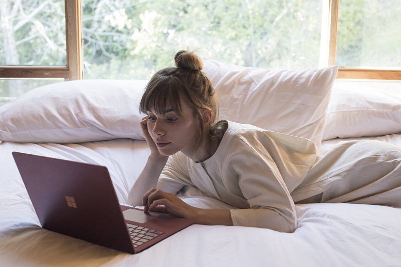 Cục sạc laptop bị nóng có sao không?