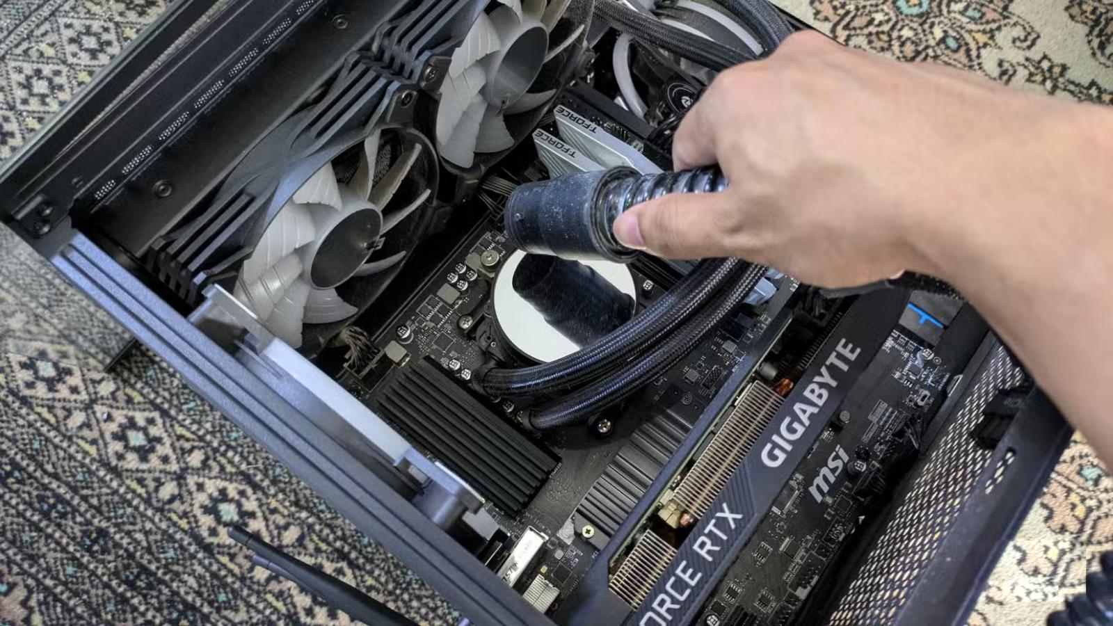 Sử dụng máy hút bụi để vệ sinh PC Sử dụng máy hút bụi để vệ sinh PC