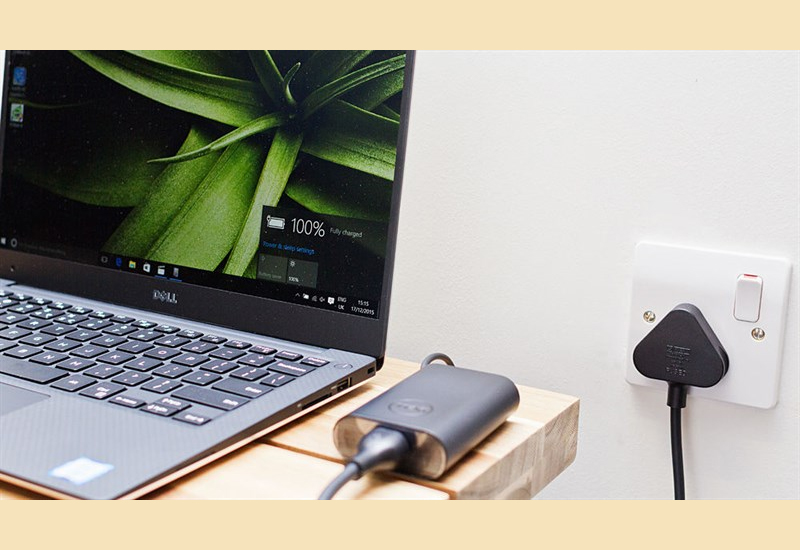 Cục sạc laptop bị nóng có sao không?