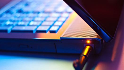 5 cách sạc laptop khi quên bộ sạc
