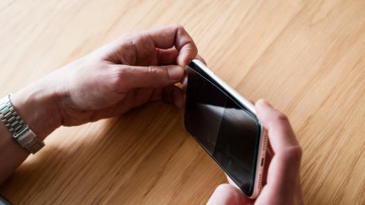 Cách dán cường lực không để lại bọt khí cho chiếc điện thoại của bạn