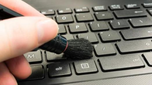 Mẹo vệ sinh bàn phím laptop đơn giản nhất