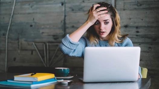Nên sử dụng điện trực tiếp hay dùng pin cho laptop?