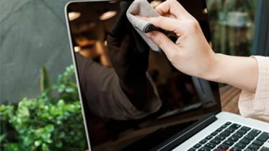 Vệ sinh màn hình laptop đơn giản tại nhà